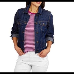 Super trendy dark denim jacket! 🍁 🍂